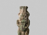 Aeg F 93  Aeg F 93, Gegend von Assuan, Spätzeit, Bes, Helle Fayence, H 2,5 cm, B 0,9 cm, T 0,7 cm : Bestandskatalog Ägypten, Museumsfoto: Claus Cordes